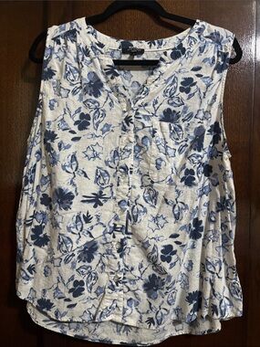 Anne Carson Blue Floral Sleeveless Button-Front Blouse on Cream